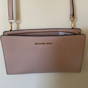 BRAND NEW NEVER BEEN WORN Michael Kors purse